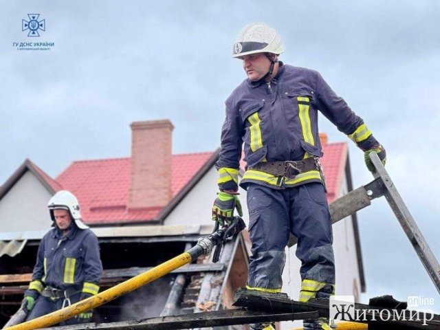 У Малині та Бердичеві горіли будинки. ФОТО У Малині та Бердичеві горіли будинки. ФОТО