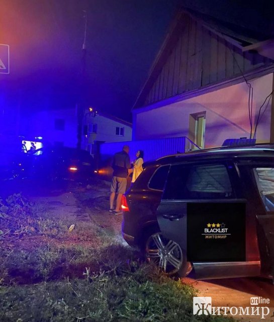 На розі вулиць у Житомирі від удару одна з автівок врізалась в будинок. ФОТО На розі вулиць у Житомирі від удару одна з автівок врізалась в будинок. ФОТО