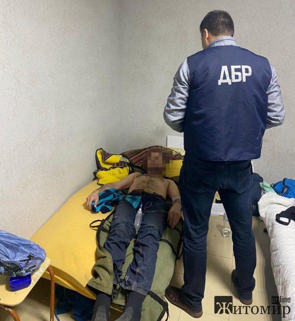 ДБР затримало двох працівників військкомату на Львівщині за знущання над чоловіком ДБР затримало двох працівників військкомату на Львівщині за знущання над чоловіком