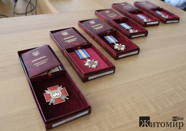 У Житомирі родинам загиблих захисників передали державні нагороди У Житомирі родинам загиблих захисників передали державні нагороди