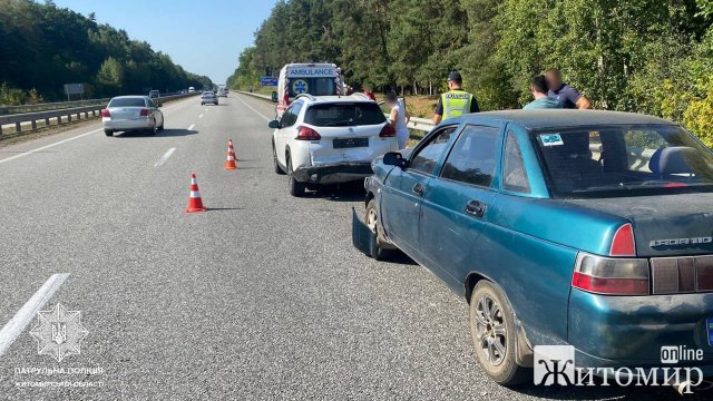 На трасі Київ – Чоп у Житомирській області зіштовхнулися ВАЗ та Peugeot, є постраждалі. ФОТО На трасі Київ – Чоп у Житомирській області зіштовхнулися ВАЗ та Peugeot, є постраждалі. ФОТО