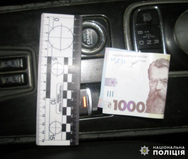 У Бердичеві жінка намагалась відкупити майбутнього зятя від адмінпорушення