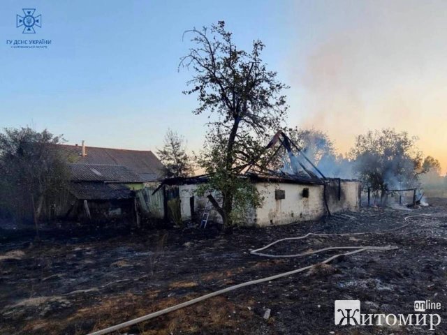 Через недопалок у селі поблизу Житомира згоріли сарай, сінник та дах господарської будівлі. ФОТО Через недопалок у селі поблизу Житомира згоріли сарай, сінник та дах господарської будівлі. ФОТО