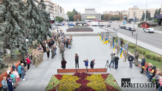 У Житомирі вшанувала пам’ять захисників та захисниць України У Житомирі вшанувала пам’ять захисників та захисниць України