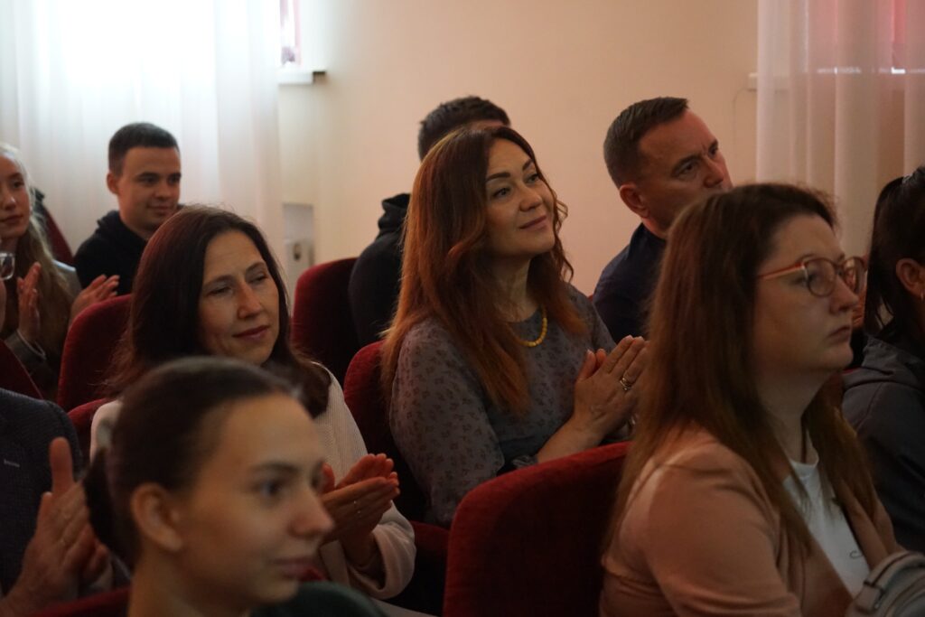 У Житомирі відбувся творчий вечір Станіслава Ганського: презентував книжку «Чорна жовч» - Культура, Фоторепортаж. Джерело: Zhitomir-OnLine У Житомирі відбувся творчий вечір Станіслава Ганського: презентував книжку «Чорна жовч» - фото №6