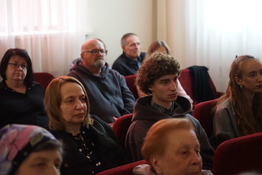 У Житомирі відбувся творчий вечір Станіслава Ганського: презентував книжку «Чорна жовч» - Культура, Фоторепортаж. Джерело: Zhitomir-OnLine У Житомирі відбувся творчий вечір Станіслава Ганського: презентував книжку «Чорна жовч» - фото №2