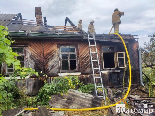 У селі Житомирського району під час ліквідації пожежі рятувальники виявили тіло жінки. ФОТО У селі Житомирського району під час ліквідації пожежі рятувальники виявили тіло жінки. ФОТО