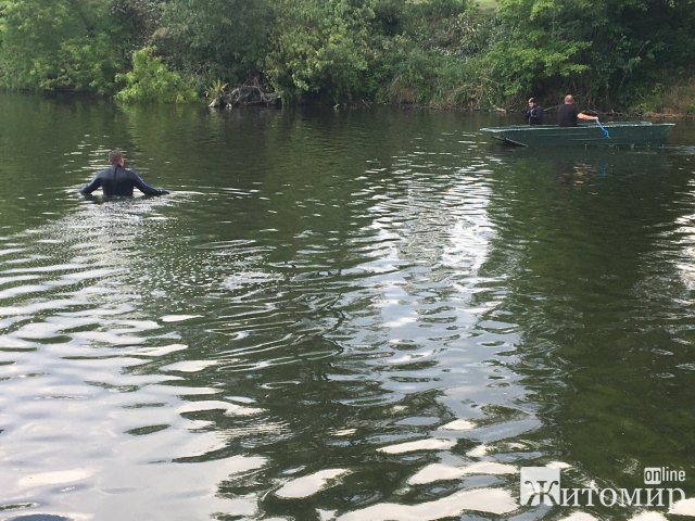 У Житомирському районі з річки рятувальники дістали тіло рибалки. ФОТО У Житомирському районі з річки рятувальники дістали тіло рибалки. ФОТО