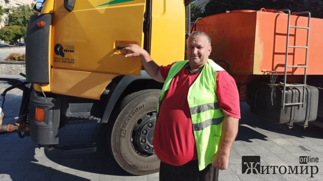 У Житомирі щодня на полив квітників та дерев витрачається до 14 тонн води. ФОТО У Житомирі щодня на полив квітників та дерев витрачається до 14 тонн води. ФОТО