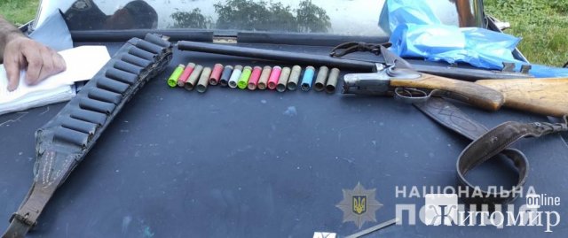 У жителя Хорошівської громади поліцейські вилучили пістолет, набої та гранату, а на Попільнянщині - обріз рушниці. ФОТО У жителя Хорошівської громади поліцейські вилучили пістолет, набої та гранату, а на Попільнянщині - обріз рушниці. ФОТО