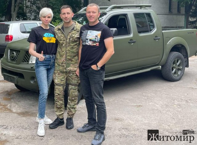 Родина Стражників подарувала машину житомирському підрозділу 95-ї бригади Родина Стражників подарувала машину житомирському підрозділу 95-ї бригади