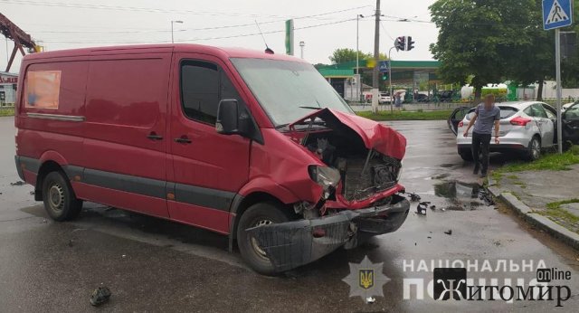Подробиці ДТП на перехресті в Житомирі за участі буса та Ford: одна з пасажирок померла в лікарні. ФОТО Подробиці ДТП на перехресті в Житомирі за участі буса та Ford: одна з пасажирок померла в лікарні. ФОТО