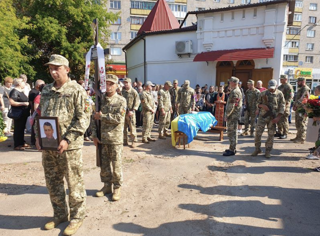 На Бердичівщині попрощались з загиблим на війні Михайлом Сергіюком На Бердичівщині попрощались з загиблим на війні Михайлом Сергіюком