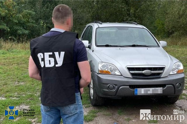 У Житомирі СБУ викрила масштабну схему продажу автомобілів, які ввозили в Україну під виглядом гумдопомоги. ФОТО У Житомирі СБУ викрила масштабну схему продажу автомобілів, які ввозили в Україну під виглядом гумдопомоги. ФОТО