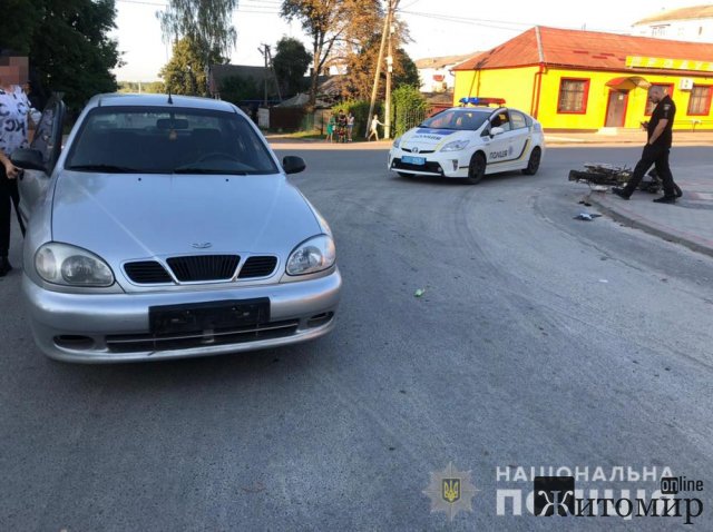У селищі Житомирської області водійка на Daewoo зіштовхнулась з мотоциклістом, чоловіка госпіталізували. ФОТО У селищі Житомирської області водійка на Daewoo зіштовхнулась з мотоциклістом, чоловіка госпіталізували. ФОТО