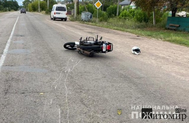 У Коростені бус зіштовхнувся з мотоциклом: водія двоколісника ушпиталили. ФОТО У Коростені бус зіштовхнувся з мотоциклом: водія двоколісника ушпиталили. ФОТО