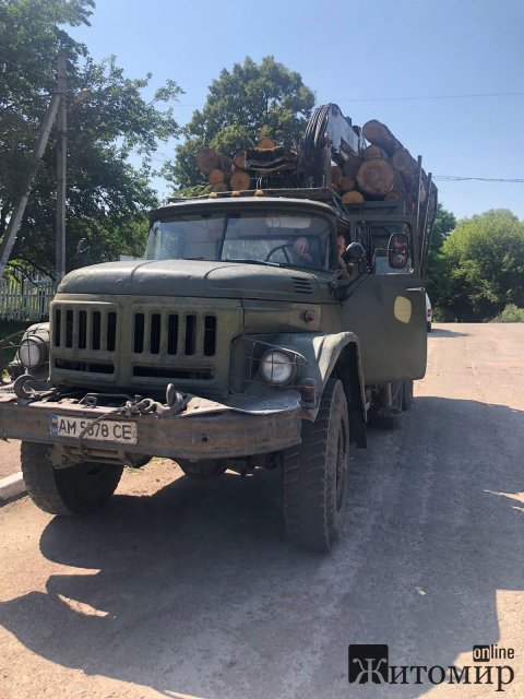 У Житомирському районі зупинили ЗІЛ із деревиною, документи не збігалися з лісопродукцією в автомобілі. ФОТО У Житомирському районі зупинили ЗІЛ із деревиною, документи не збігалися з лісопродукцією в автомобілі. ФОТО