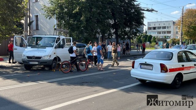 ДТП на Театральній у Житомирі: в двох автівок відлетіли колеса. ФОТО ДТП на Театральній у Житомирі: в двох автівок відлетіли колеса. ФОТО