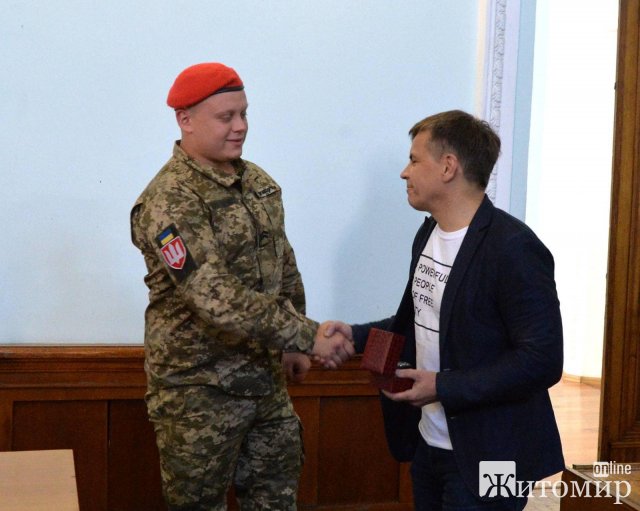 На позачерговій сесії мер Житомира вручив нагороди «Сталевий хрест» військовим, які повернулись зі сходу України. ФОТО На позачерговій сесії мер Житомира вручив нагороди «Сталевий хрест» військовим, які повернулись зі сходу України. ФОТО