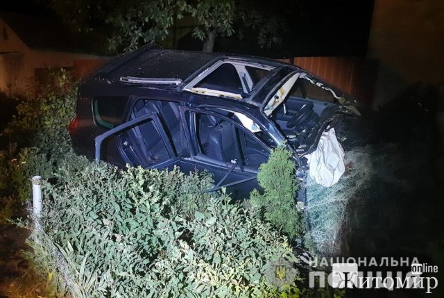 Вночі в Житомирі юнак за кермом "не вписався" в поворот та врізався в будинок: п Вночі в Житомирі юнак за кермом "не вписався" в поворот та врізався в будинок: п