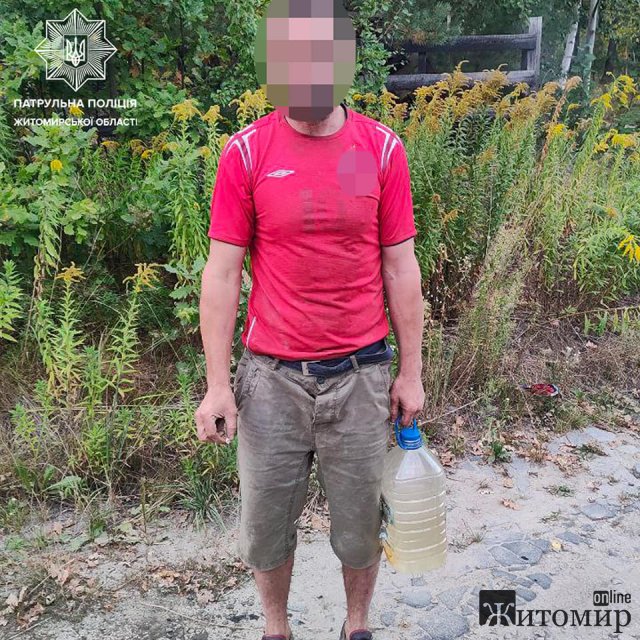 У Житомирі невідомі особи силою посадили чоловіка в багажник та поїхали геть. ФОТО У Житомирі невідомі особи силою посадили чоловіка в багажник та поїхали геть. ФОТО