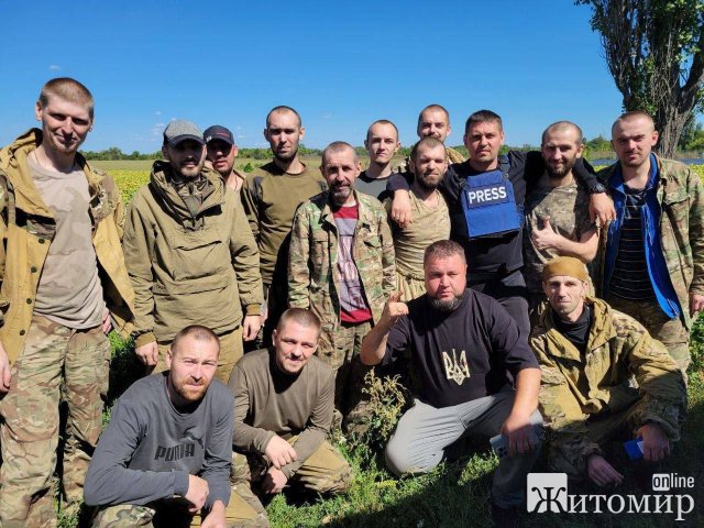 Чотирнадцять українських військових повернулись з полону: є хлопці з новоград-волинської бригади. ФОТО