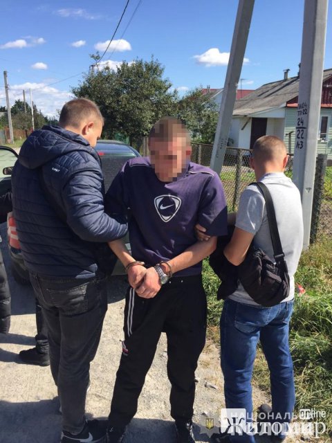У Житомирській області затримали жителя Одещини, який вночі проник до чужого будинку та пограбував. ФОТО