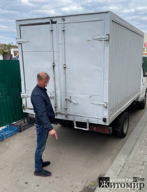 У Житомирі на вулиці Добровського ГАЗ, здаючи назад, наїхав на пенсіонерку. ФОТО У Житомирі на вулиці Добровського ГАЗ, здаючи назад, наїхав на пенсіонерку. ФОТО