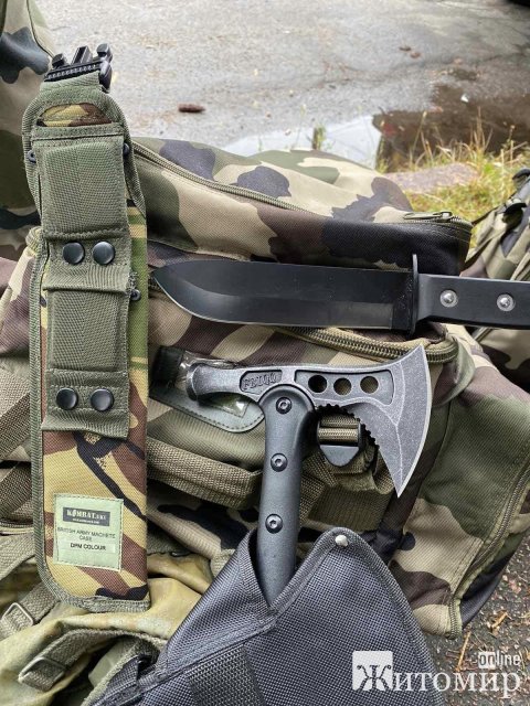 Житомирянка Тетяна Стражник розповіла про шотландця, який доставив військовим автівку з амуніцією та спорядженням. ФОТО Житомирянка Тетяна Стражник розповіла про шотландця, який доставив військовим автівку з амуніцією та спорядженням. ФОТО