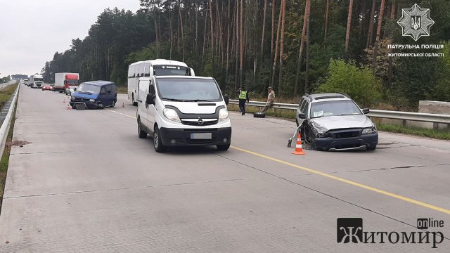 Через ДТП поблизу Житомира ускладнений рух транспорту. ФОТО Через ДТП поблизу Житомира ускладнений рух транспорту. ФОТО