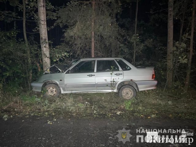 У селі на Житомирщині ВАЗ з’їхав на узбіччя та врізався в дерево, водія госпіталізували. ФОТО У селі на Житомирщині ВАЗ з’їхав на узбіччя та врізався в дерево, водія госпіталізували. ФОТО