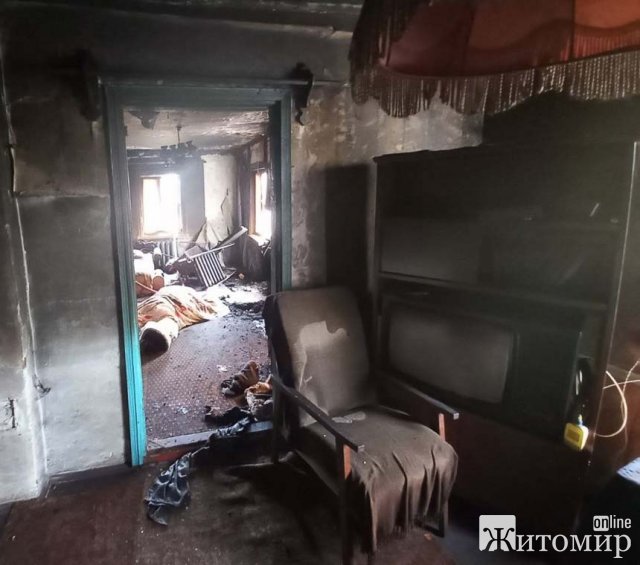 У місті Житомирської області горів будинок, рятувальники виявили тіло чоловіка. ФОТО