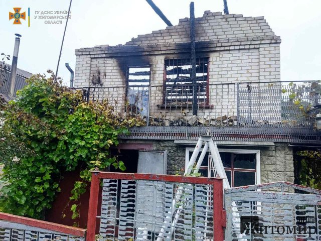 Минулої доби в Пряжеві палав дах будинку, а селі Коростенського району горіли речі домашнього вжитку. ФОТО Минулої доби в Пряжеві палав дах будинку, а селі Коростенського району горіли речі домашнього вжитку. ФОТО