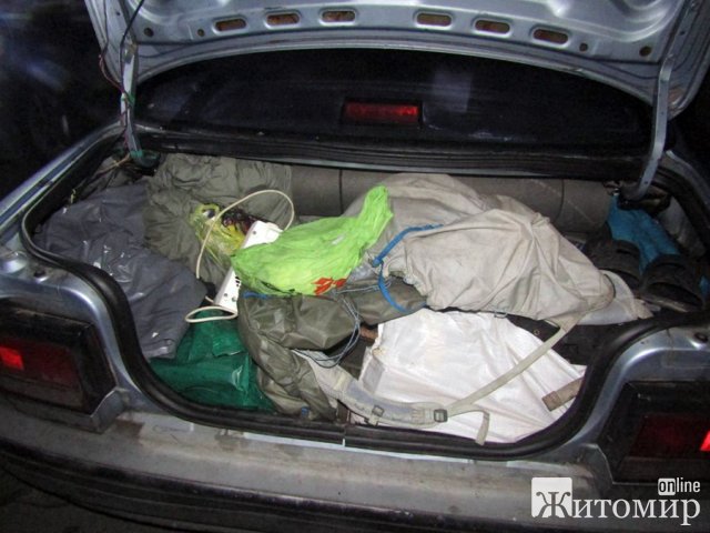Поблизу Звягеля поліцейські зупинили Mazda: у багажнику виявили патрони, гранати та підривачі. ФОТО Поблизу Звягеля поліцейські зупинили Mazda: у багажнику виявили патрони, гранати та підривачі. ФОТО