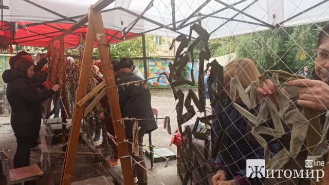 У Житомирі розпочався флешмоб з плетіння маскувальних сіток для військових У Житомирі розпочався флешмоб з плетіння маскувальних сіток для військових