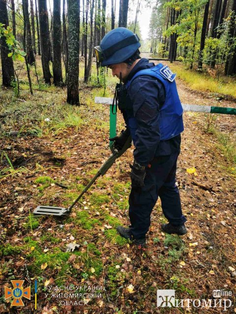 На півночі Житомирщини люди знайшли снаряд "Град" та дві протитанкові міни. ФОТО На півночі Житомирщини люди знайшли снаряд "Град" та дві протитанкові міни. ФОТО