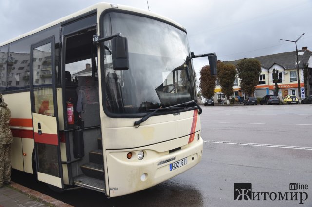 У Коростені литовці передали автобус на 35 місць для ЗСУ. ФОТО