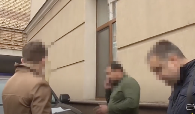 Зʼявилося відео, як нардеп від Житомирщини Сергій Кузьміних викинув обвинувальний акт Зʼявилося відео, як нардеп від Житомирщини Сергій Кузьміних викинув обвинувальний акт