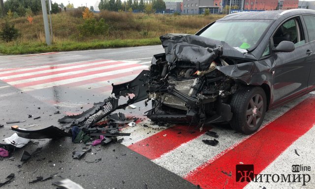 У поліції розповіли подробиці ДТП на трасі в Житомирській області: травми отримали троє дорослих та троє дітей. ФОТО