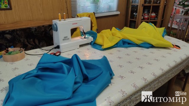Депутатка Житомирської міськради шиє українські прапори для військових. ФОТО Депутатка Житомирської міськради шиє українські прапори для військових. ФОТО