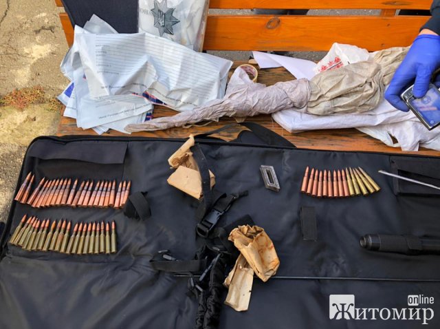 У жителя одного з сіл Бердичівського району поліцейські вилучили зброю та боєприпаси. ФОТО У жителя одного з сіл Бердичівського району поліцейські вилучили зброю та боєприпаси. ФОТО