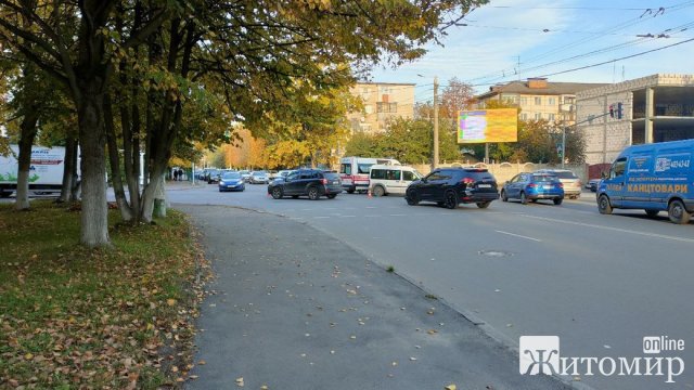 На перехресті в Житомирі зіштовхнулись мопед та легковик, є потерпілі. ФОТО На перехресті в Житомирі зіштовхнулись мопед та легковик, є потерпілі. ФОТО