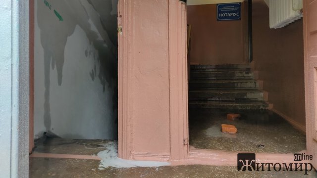 На Театральній у Житомирі під час перевірки системи опалення прорвало трубу. ФОТО На Театральній у Житомирі під час перевірки системи опалення прорвало трубу. ФОТО