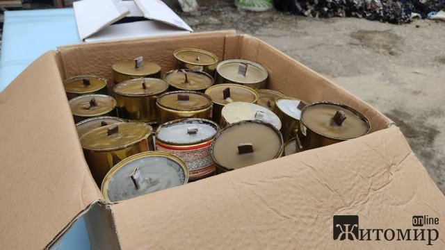 У Житомирському центрі обліку бездомних осіб виготовляють окопні свічки для ЗСУ. ФОТО. ВІДЕО У Житомирському центрі обліку бездомних осіб виготовляють окопні свічки для ЗСУ. ФОТО. ВІДЕО