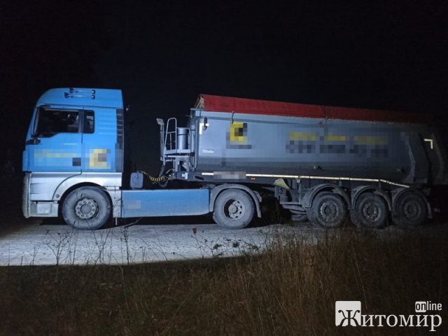 На автодорозі Житомир-Сквира поліцейські зупинили MAN: у вантажівці був пісок, але без належних документів. ФОТО