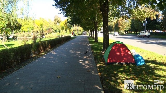 У житомирському сквері чоловік облаштував оселю в наметі. ФОТО У житомирському сквері чоловік облаштував оселю в наметі. ФОТО