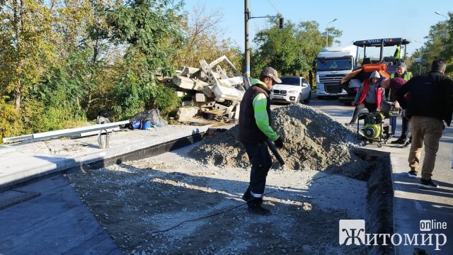 У Бердичеві продовжують реконструювати шляхопровід через залізничні колії. ФОТО У Бердичеві продовжують реконструювати шляхопровід через залізничні колії. ФОТО