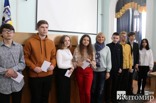 У міськраді вручили стипендії мера 53 житомирським учням. ФОТО У міськраді вручили стипендії мера 53 житомирським учням. ФОТО