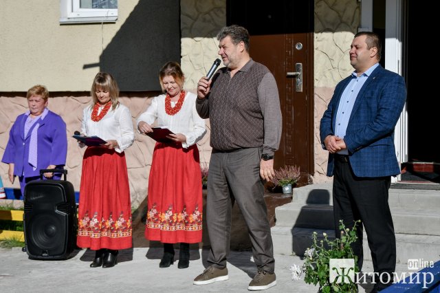 На Житомирщині переселенцям дали 8 соцквартир, які купили за кошти держбюджету. ФОТО На Житомирщині переселенцям дали 8 соцквартир, які купили за кошти держбюджету. ФОТО
