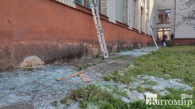 У Житомирі вибуховою хвилею пошкодило будівлю однієї зі шкіл. ФОТО